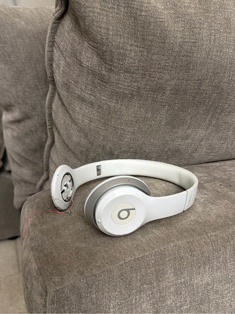Beats Solo Wireless. FOR PARTS/NOT WORKING!!